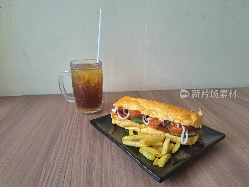 美味的热狗，薯条和新鲜的冰茶。热狗Kentang Goreng Dan Es Teh Segar。食物和饮料菜单。